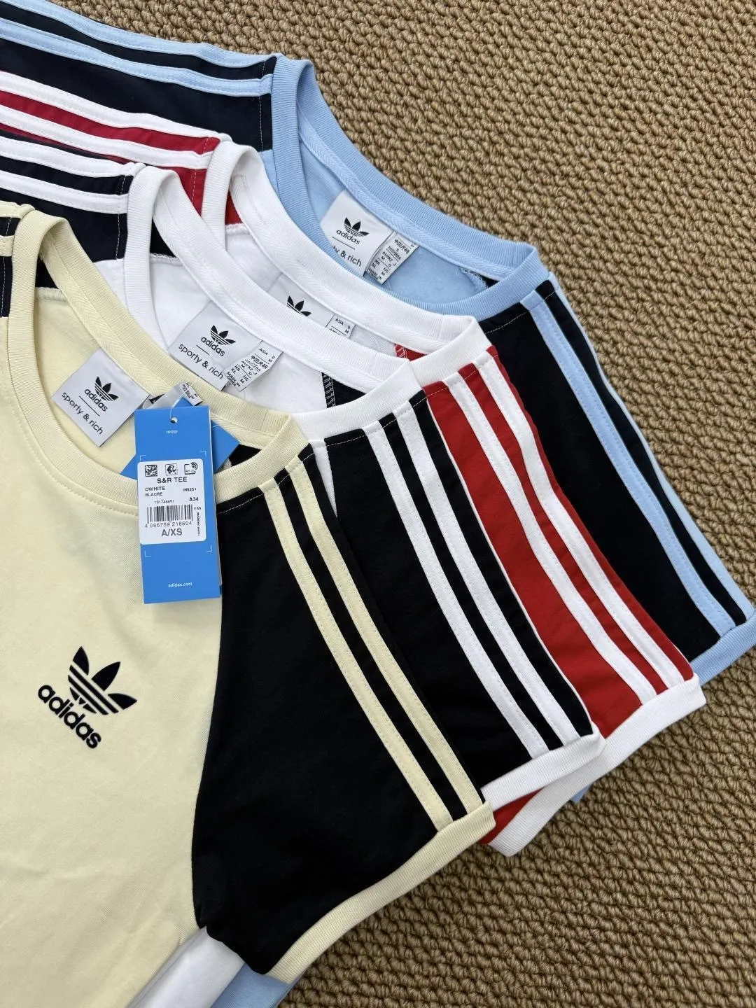 Adidas women's clover printed patchwork color short sleeves, the colors at Adidas counters are becoming more and more magical, the summer limited release New Arrival short sleeves, 220g pure cotton customized light color fabric, embroidered logo on the chest. Simple but not simple, with a sense of trend. Versatile is durable, does not crack or peel off. It is a must-have item for summer wear. It is super nice for couples to take photos with best friends, showing different personal styles. Can be matched with couples. Style number: A 224# Size: XS-XL Color: Light Blue, Beige, White Red, White Blue, [Fabric]: Double yarn, embroidered logo
